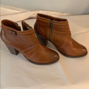 Ariat ankle boots size 11b - never worn